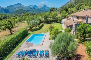 una vista aérea de una villa con piscina en Can De L'ausina, en Pollensa