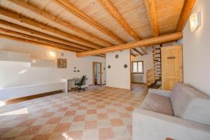 a living room with a couch and a desk at Casa Mondragon In Lazise - Happy Rentals in Lazise