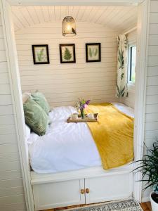 Un pat sau paturi într-o cameră la The Green Hut
