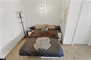 1 dormitorio con cama y sofá en Logement cosy avec parking couvert gratuit, en Fribourg