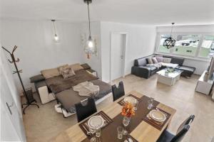 uma sala de estar com uma cama e uma mesa de jantar em Logement cosy avec parking couvert gratuit em Fribourg