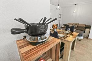 uma cozinha com um pote em cima de uma mesa em Logement cosy avec parking couvert gratuit em Fribourg