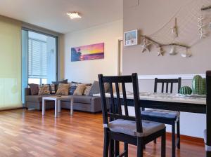 Posezení v ubytování Apt Mediterreanea Parking Terrazza Netflix Hostem + 17 fotografií