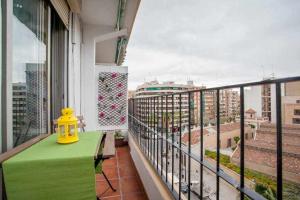 Un balcón con una mesa y un objeto amarillo. en RUALVA FLATS, Reus Central, en Valencia