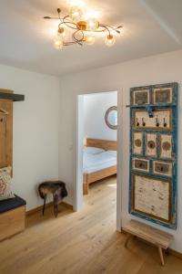 a room with a mirror and a room with a bed at mivida - Apartment Geierkogel in Hohentauern