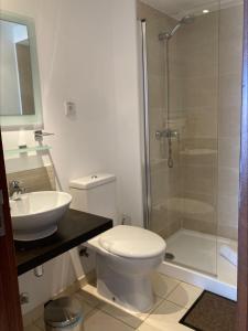 PrainhaにあるImo Blue Seaのバスルーム(トイレ、洗面台、シャワー付)