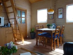 Una cocina y un comedor con mesa y sillas. en Bungalow "Heimliche Liebe", en Bansin