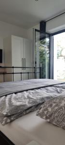 Un pat sau paturi într-o cameră la Seabreeze Luxury Apartments
