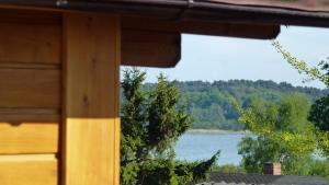 widok na jezioro z domu w obiekcie Bungalow "Heimliche Liebe" w mieście Bansin