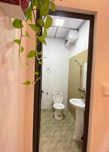 a bathroom with a toilet and a sink at DH Homestay Cao Bằng in Cao Bằng