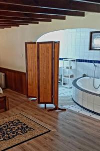 a large bathroom with a tub and a shower at Riverfront View - House on Blyde in Kampersrus AH