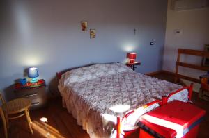 メンフィにあるCasa Vacanze Lido Fioriのベッドルーム1室(ベッド1台、テーブル、椅子付)