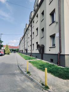 an empty street in front of a building at Apartament z parkingiem in Pyskowice