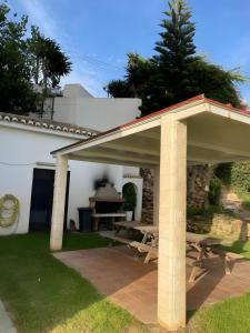 Vonkajšia záhrada v ubytovaní Apartment AGUAMARINA on the beach front