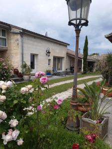 una farola en un jardín con flores en Oestuaire, en Gauriac