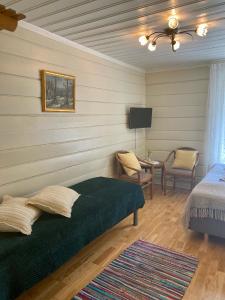 a bedroom with a bed and a tv in it at Heidal Gjestgiveri AS in Nedre Heidal
