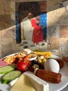 un plato de comida con huevos y verduras en una mesa en Boss Hotel Sultanahmet, en Estambul