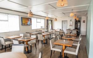 a dining room with tables and chairs at Hôtel Inn Design La Rochelle in La Rochelle