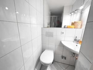 a white bathroom with a toilet and a sink at # VAZ Apartments RS03 WLAN,TV, Küche, Parking, Autobahnähe in Remscheid