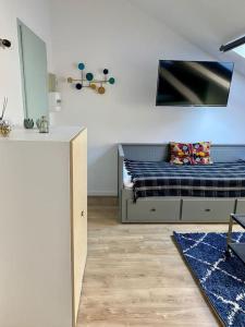 - une chambre avec un lit doté d'un matelas bleu dans l'établissement À 50m du centre & des télécabines, nid douillet, à Cauterets