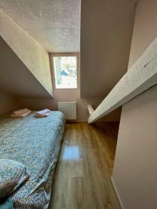 - une petite chambre avec un lit et une fenêtre dans l'établissement À 50m du centre & des télécabines, nid douillet, à Cauterets