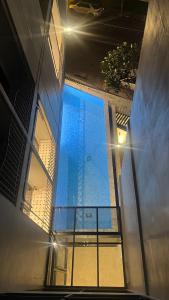 Blick auf den Pool von der Innenseite eines Gebäudes in der Unterkunft Carrara Hotel Hatyai in Hat Yai