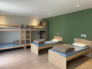 Una habitación con tres literas. en Adveniat Paris, en París