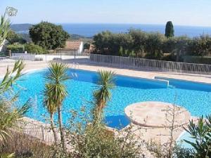 Bazén v ubytovaní Villa pour 8 pers avec piscine et terrasse, La Croix-Valmer - FR-1-726-18 alebo v jeho blízkosti