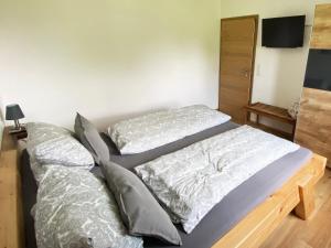 バート・エンドルフにあるFerienwohnung an der Jodquelleの寝室に並んで置かれた2つのベッド