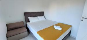 Postel nebo postele na pokoji v ubytování Apartments AM'AN with pool, Novalja + 56 fotografií