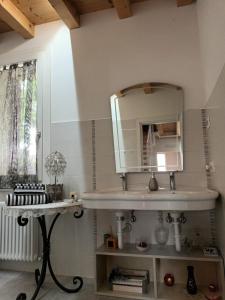 y baño con lavabo y espejo. en Il melograno, en Vittorio Veneto