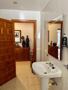 uma casa de banho com um lavatório e um espelho em Guest suite in Calpe Maryvilla amazing view em Calpe