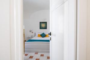 a bedroom with a bed and a painting on the wall at Don Pedro 53 in Tresnuraghes