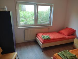a small bedroom with a bed and a window at Monteursunterkunft Nidderau-Windecken (20 km Hanau, 30 km Frankfurt) in Nidderau