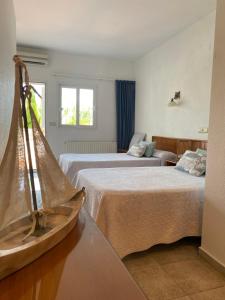 Habitación de hotel con 2 camas y lavamanos en Hostal Blayet en Valencia
