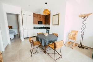 Η κουζίνα ή μικρή κουζίνα στο Appartement à 2mn de la plage du Ruppione