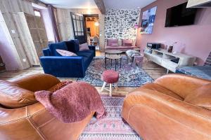 - un salon avec deux canapés en cuir et une table dans l'établissement RIBERA 1 - Beautiful reformed house PARKING, à Formiguères