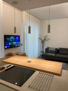 TV at/o entertainment center sa Strandhaus San Sebastiano