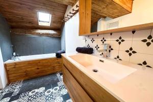 La salle de bains est pourvue d'une baignoire, d'un lavabo et d'une baignoire. dans l'établissement RIBERA 1 - Beautiful reformed house PARKING, à Formiguères