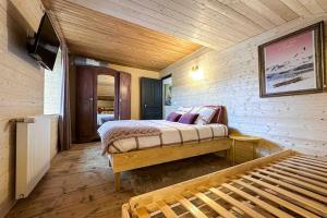 - une chambre avec un lit et un banc dans l'établissement RIBERA 1 - Beautiful reformed house PARKING, à Formiguères