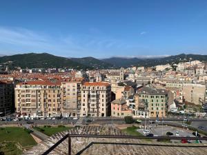 薩沃納的住宿－Il Nido del Gabbiano，享有拥有建筑和道路的城市美景