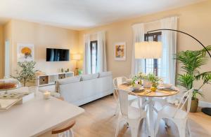 Apartamentos Turísticos Isems في اراسنا: غرفة معيشة مع أريكة وطاولة