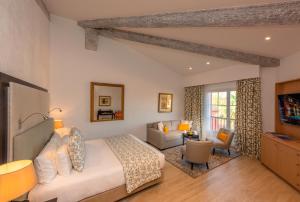 Телевизор и/или развлекательный центр в Hotel Byblos Saint-Tropez