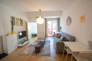 sala de estar con sofá y mesa en Spacious 1-bedroom apartment, en Novi Sad