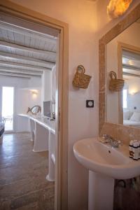 y baño con lavabo y espejo. en Nuera Villa, en Mykonos ciudad