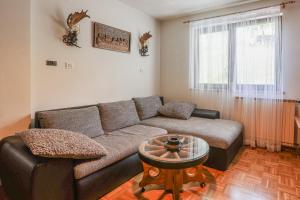 uma sala de estar com um sofá e uma mesa em Holiday House Radovna Bled em Zgornje Gorje