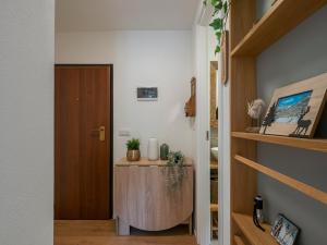 un pasillo con una mesa de madera en una habitación en New flat in Bormio - Centrale 69 en Piatta