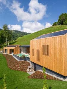 的住宿－steiRerBLiCke - Weingartenresidenz Guntschenberg，山丘上带游泳池的房子