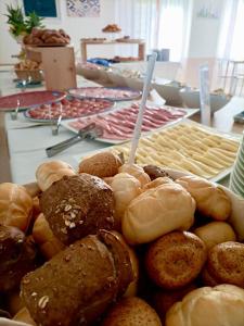 un mucchio di diversi tipi di pasticcini su un tavolo di Hotel Vianello a Lido di Jesolo