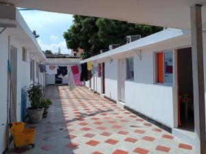 einen Innenhof eines Gebäudes mit Kleidung, die an einer Wäscheleine hängt in der Unterkunft hostal k in Valledupar